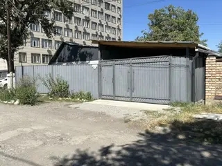 Продажа отдельного дома с закрытым двором и навесом - Кирпичный