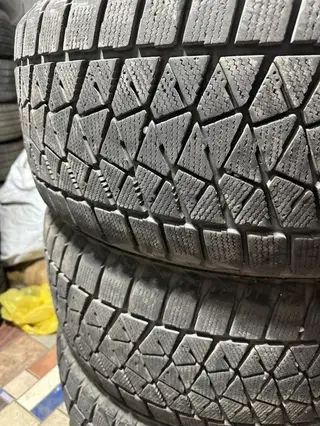 Комплект зимних шин Bridgestone Blizzak размером 285/50 R20. На