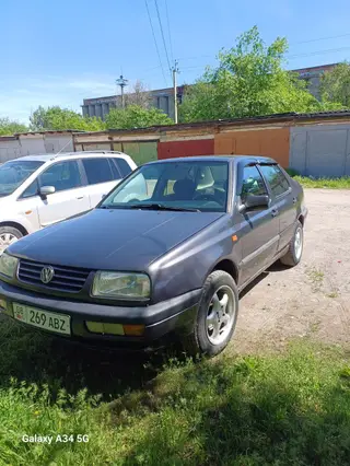 Volkswagen Vento: 1993 г., 1.8 л, Механика, Бензин, Седан