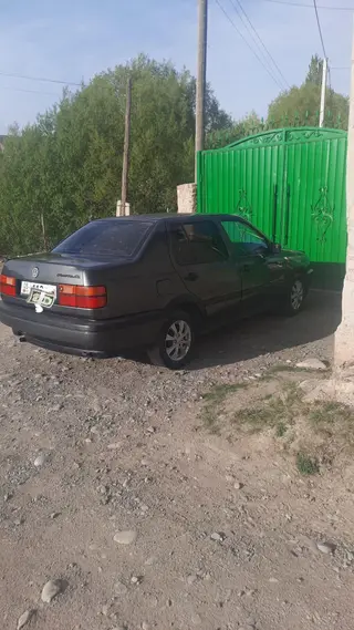 Volkswagen Vento: 1993 г., 1.8 л, Механика, Бензин, Седан