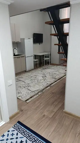 Студия с антресолью и высокими потолками.Срочно продаётся двух