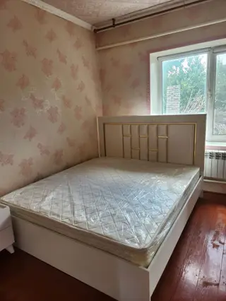 Двуспальная кровать с мягким высоким изголовьем и матрасом. - Размер