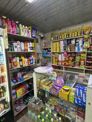 Мини-маркет/продуктовый киоск с полной выкладкой товаров и
