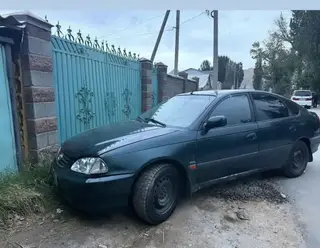 Toyota Avensis: 2001 г., 1.8 л, Механика, Хэтчбэк