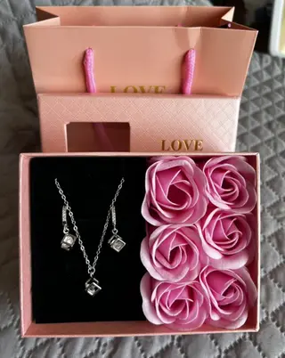 Подарочный набор “LOVE FOREVER”: украшения + декоративные розы
