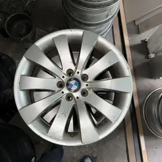 Литой диск BMW - Оригинальный литой диск BMW с фирменным колпачком. -