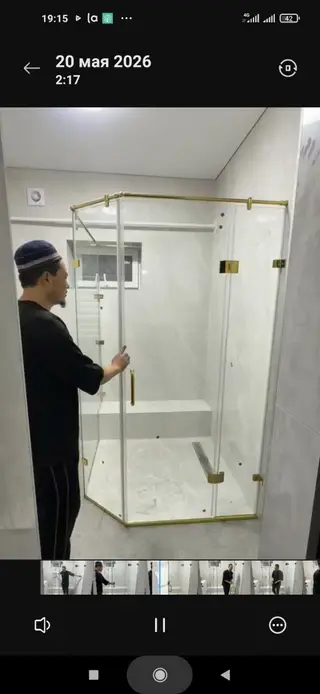 Душевая перегородка из закалённого стекла с фурнитурой под золото -