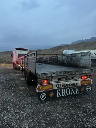 Бортовой полуприцеп Krone, трёхосный. Подходит для перевозки
