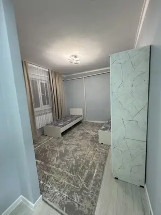 Сдаётся комната с двумя односпальными кроватями и отдельным санузлом