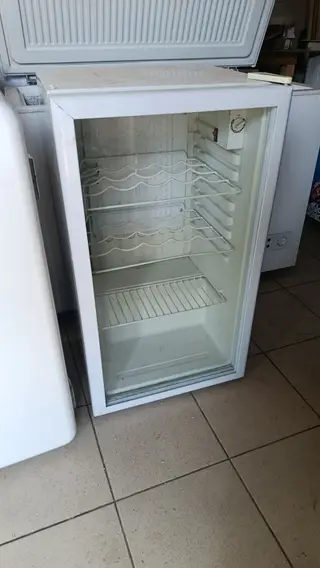 Продаю маленький холодильник для напитков и сендвичей для магазина