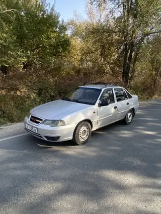Автомобиль седан, серебристый цвет. Основные особенности: - Кузов