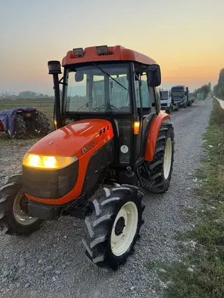 Трактор Daedong DK500 с закрытой кабиной. Компактный