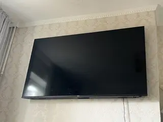 Телевизор с большой диагональю (65") с тонкими рамками, настенное