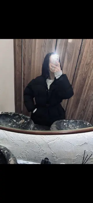 Пуховик женский, чёрный - Тёплый объёмный пуховик до середины бёдер -