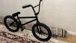 BMX велосипед, полностью в матовом чёрном цвете. Характеристики и
