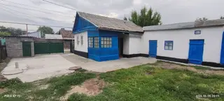 Дом с участком. - Жилой дом с деревянной застеклённой верандой