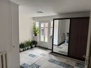 Продаю раздвижной шкаф-купе, одна из створок — зеркальная, визуально