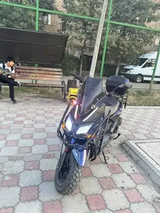 Скутер/мопед городского класса с внедорожным обвесом и багажным