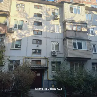 Продаю! 2-кв. 2/4Ахунбаева на против Ата-турк парка.45.6м2.+ комната