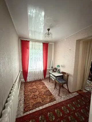 Продаю пол дома район Пишпек начало недалеко от Гагарина 3 комнаты