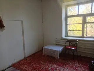 Комната в квартире - Просторная светлая комната с большим оконным