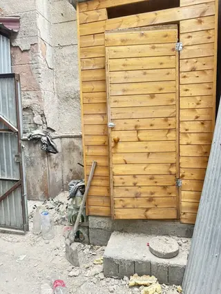 Уличный санузел из дерева с сантехникой