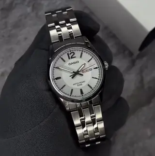 Классические наручные часы Casio на металлическом браслете. - Корпус