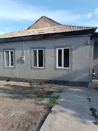 Одноэтажный дом с фасадом под штукатурку и четырьмя пластиковыми