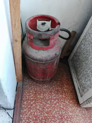 Баллон для сжиженного газа (пропан-бутан), металлический, окрашен в