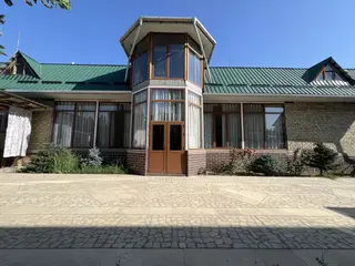 Просторный частный дом с панорамной верандой и благоустроенным двором
