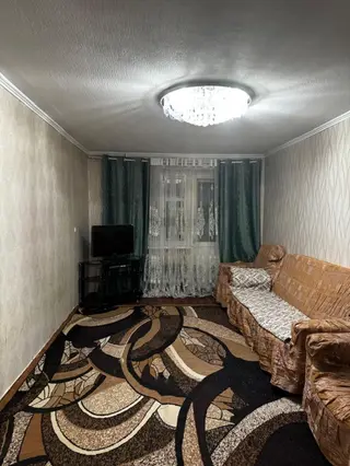 2‑комнатная квартира с мебелью и техникой. Планировка: - Две