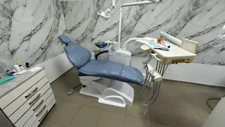Стоматологическая установка с креслом и навесным блоком врача -
