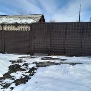 Дом с участком. - Кирпичный забор по периметру, распашные ворота и