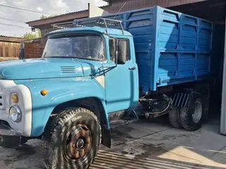 Грузовой автомобиль ЗИЛ с самосвальным кузовом. - Полный