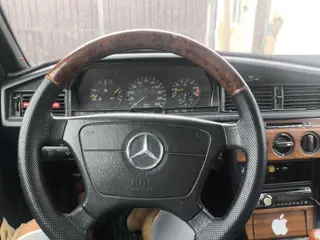 Mercedes-Benz 190: 1993 г., 2 л, Механика, Бензин, Седан