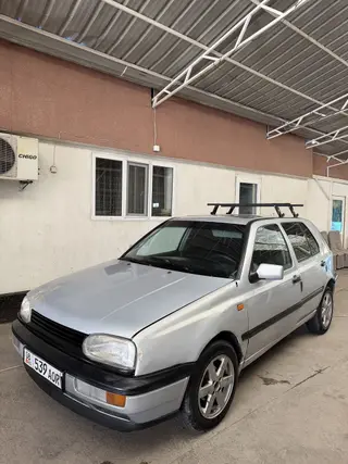 Volkswagen Golf: 1992 г., 1.8 л, Механика, Газ, Хэтчбэк