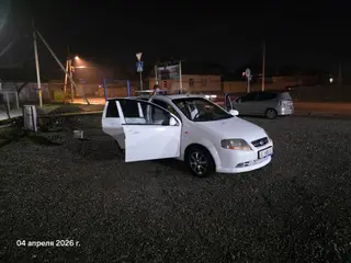 Белый компактный седан/хэтчбек класса C. Практичный городской