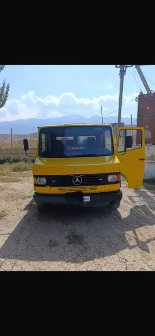 Грузовой бортовой автомобиль Mercedes-Benz (желтый), двойная кабина