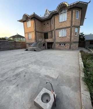 6 комнат и более, 300 м², 10 соток, Ош, Собственник