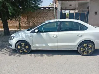 Volkswagen Polo: 2014 г., 1.6 л, Механика, Бензин, Седан