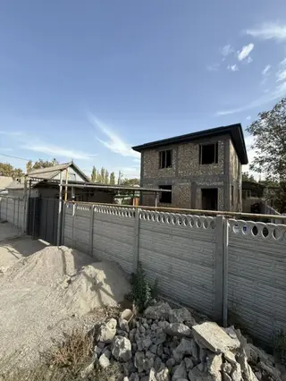 Продаю дом в городе Кант, в пяти минутах от центра. Дом строился на