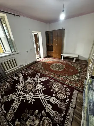 Комната с базовой мебелью и спальным местом Описание: - Просторная
